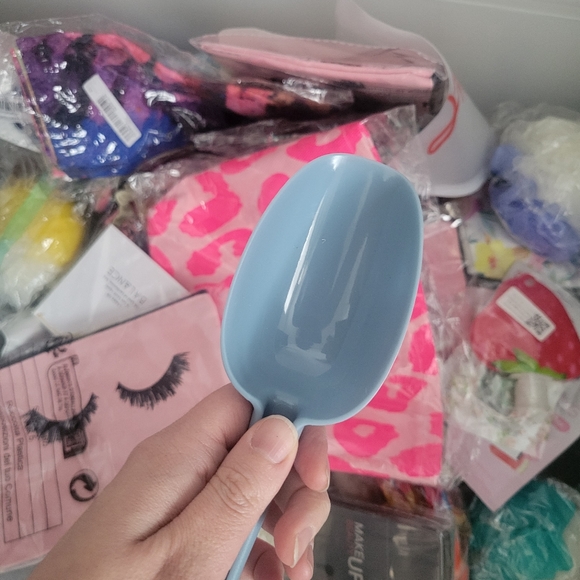 FREE SMALL BEAUTY SCOOP WITH ANY ORDER! - Picture 2 of 2